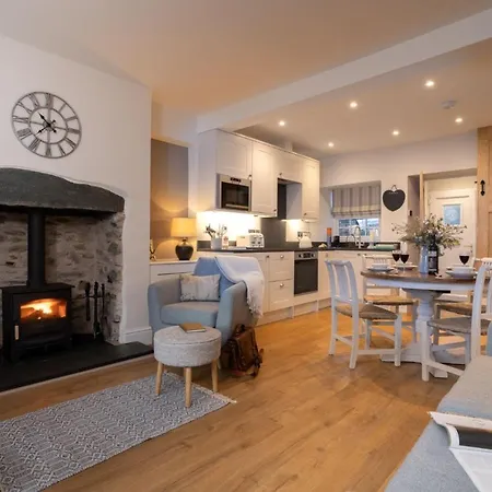 Dormouse With Log Burner & Parking By Letmestay