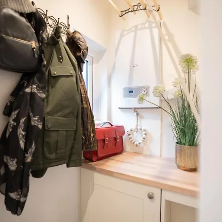 Dormouse With Log Burner & Parking By Letmestay